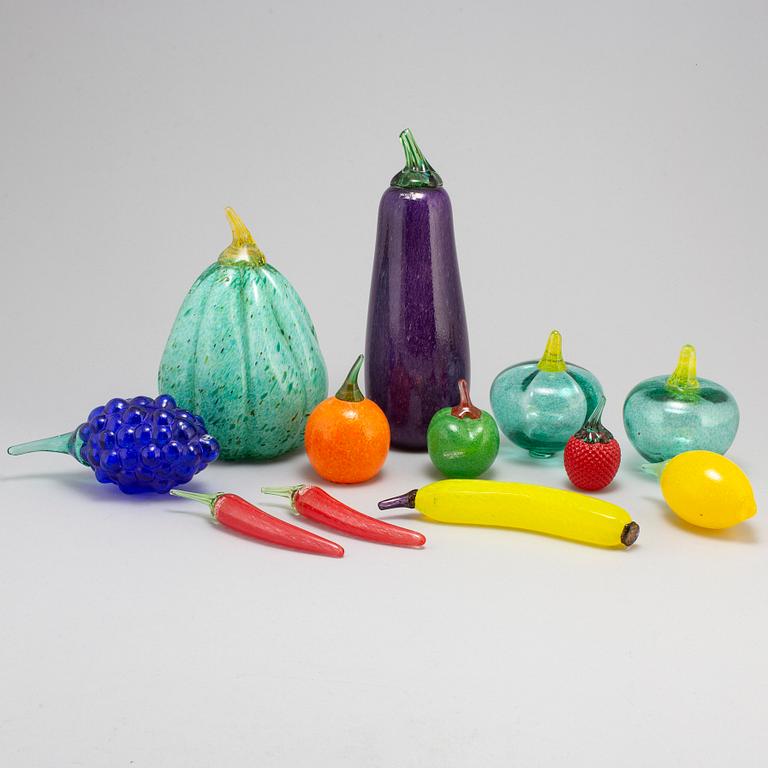 GUNNEL SAHLIN, a set of 12 glass fruits, Kosta Boda.