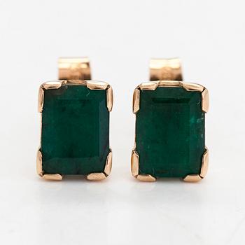 A pair of 14K gold earrings with emeralds. Finnish hallmarks.
