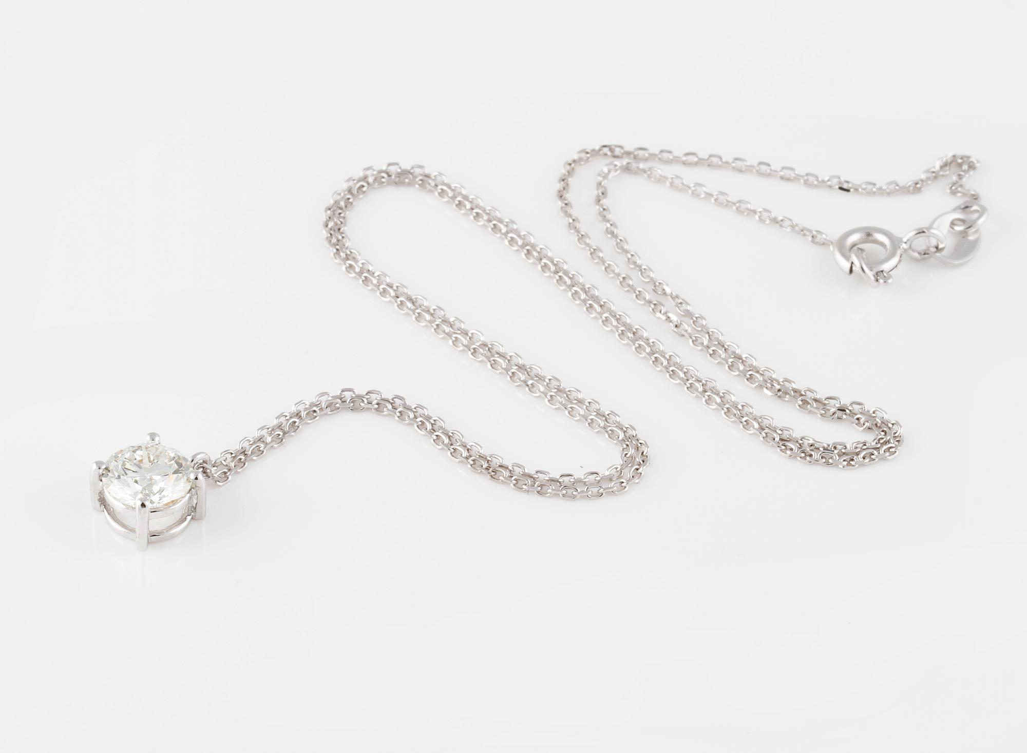 HÄNGE, 18K vitguld med briljantslipad diamant 1.01 ct. Vikt 2,4 gram.
