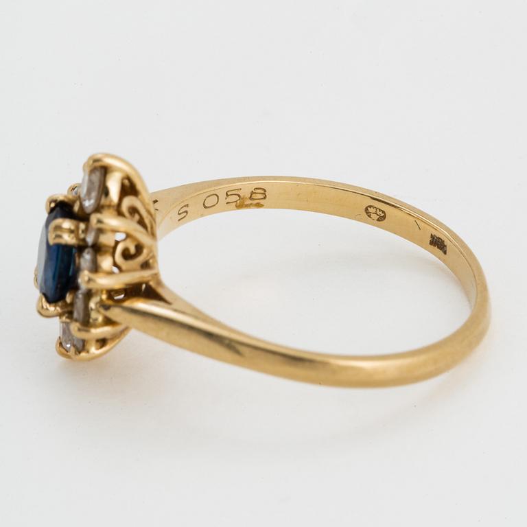 Ring, guld med safir och briljantslipade diamanter.