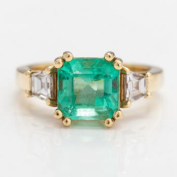 An 18K gold ring with a 2.47 ct emerald and diamonds ca. 0.48 ct in total. With certificate.