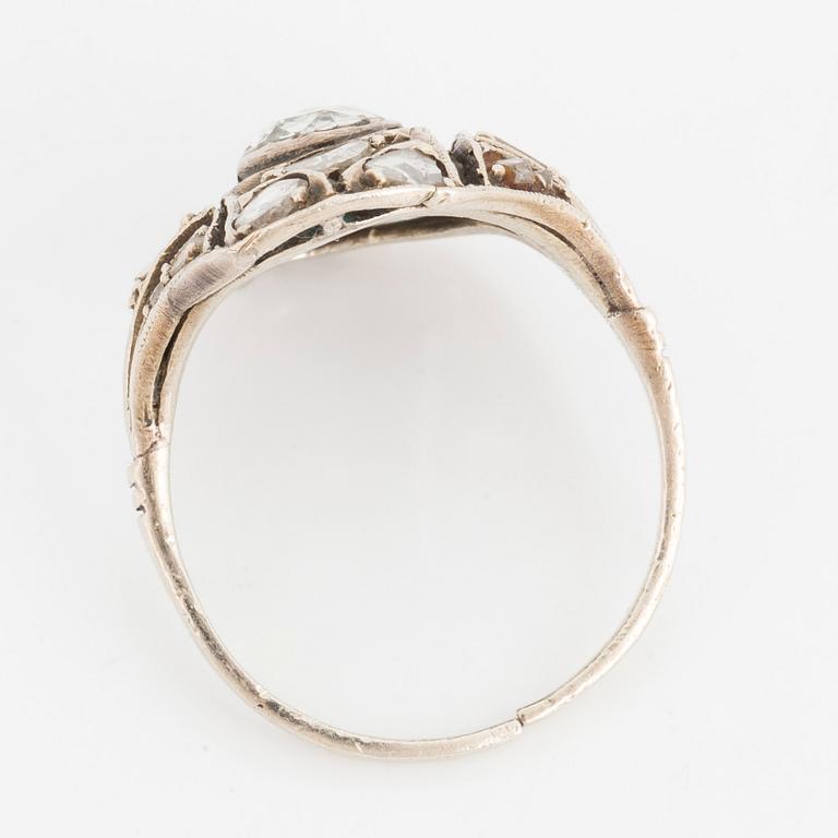 ANTIK RING, silver och låghaltigt vitguld med rosenstenar.