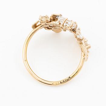 Ring, Mandelstam, 18K guld med baguette- och runda briljantslipade diamanter.