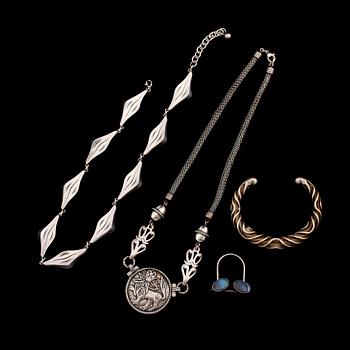 SAMLING SMYCKEN, 4 delar, silver, bl a Kalevala. Total vikt ca 148 g.