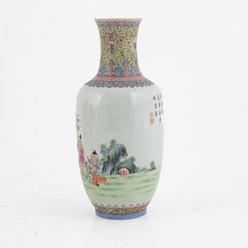 Vas, äggskalsporslin, Kina, 1900-tal.