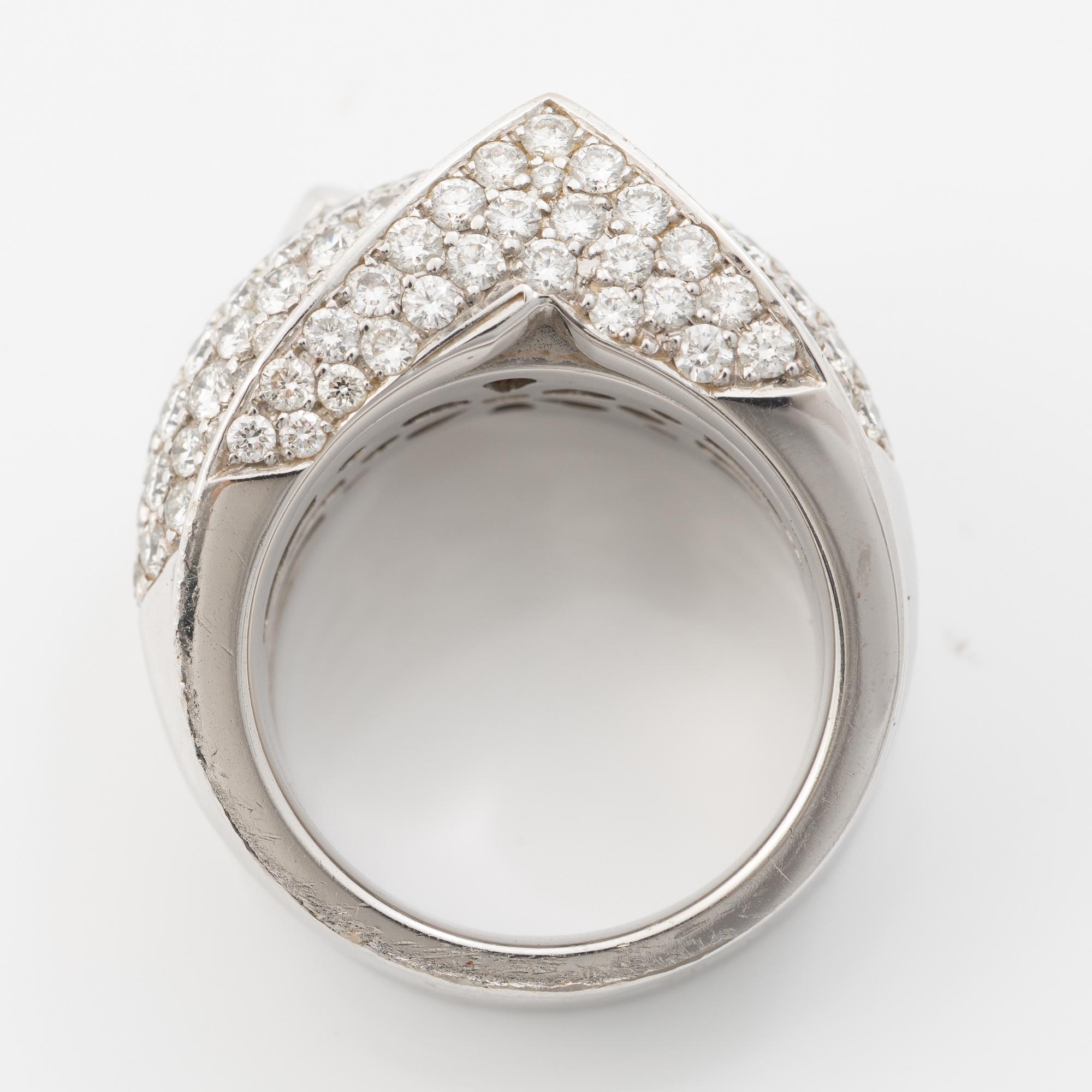 Ring 18K vitguld med briljantslipade diamanter.