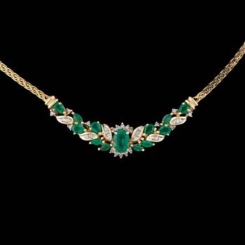 HALSBAND, 14k guld med olikslipade smaragder och olik slipade diamanter. Vikt ca 9,3 gram.