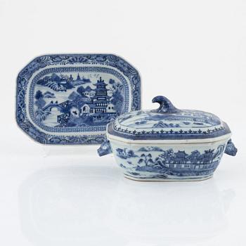 Smörask med lock och fat, porslin, Kina, Qianlong (1736-95).