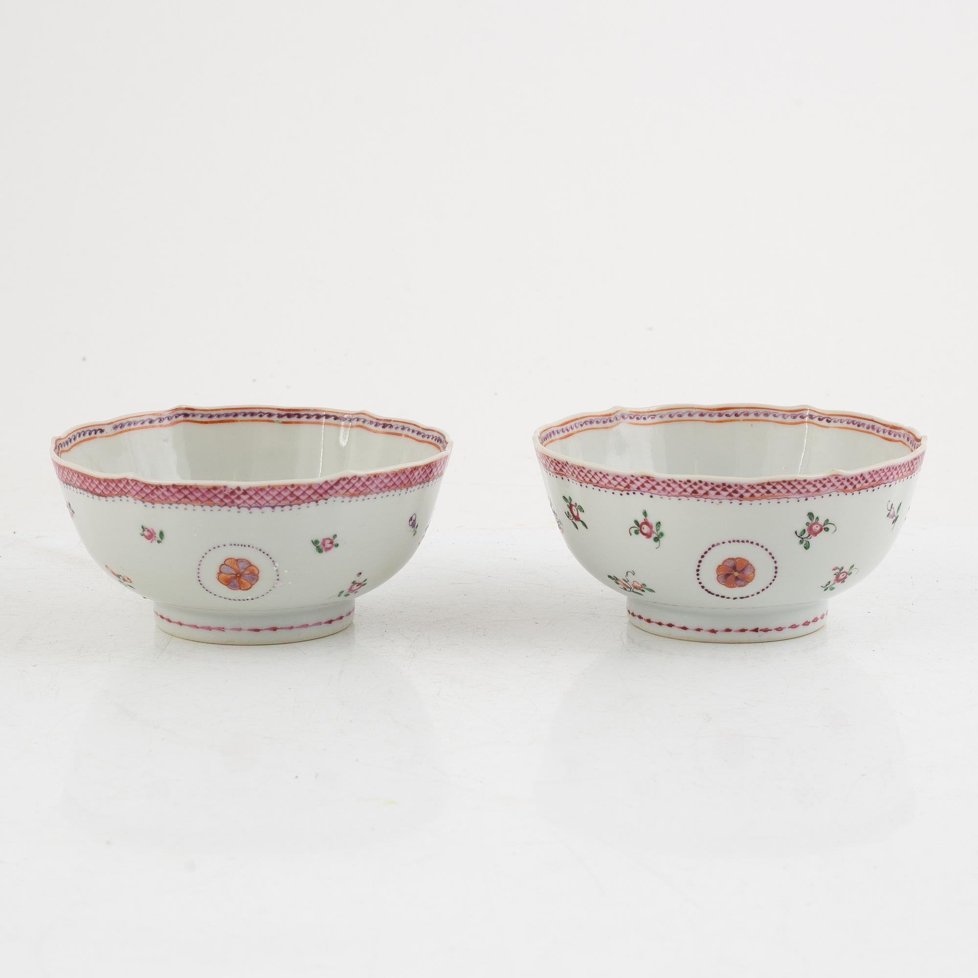 A par of Chinese famille rose porcelain bowls, Qing dynasty, Qianlong (1736-95).