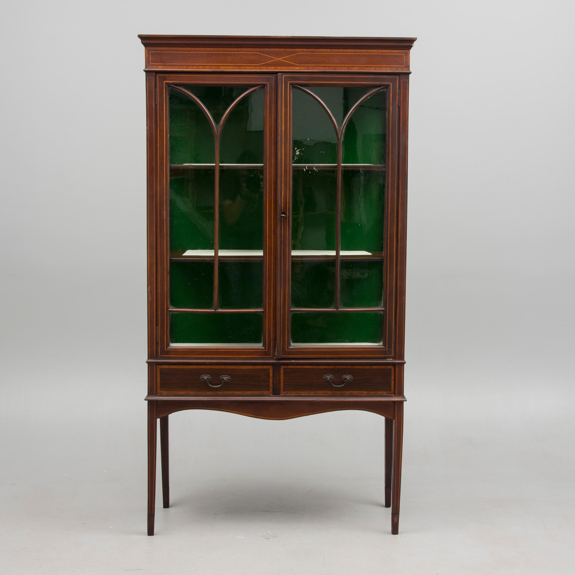 VITRINSKÅP, England, 1900-talets första hälft.