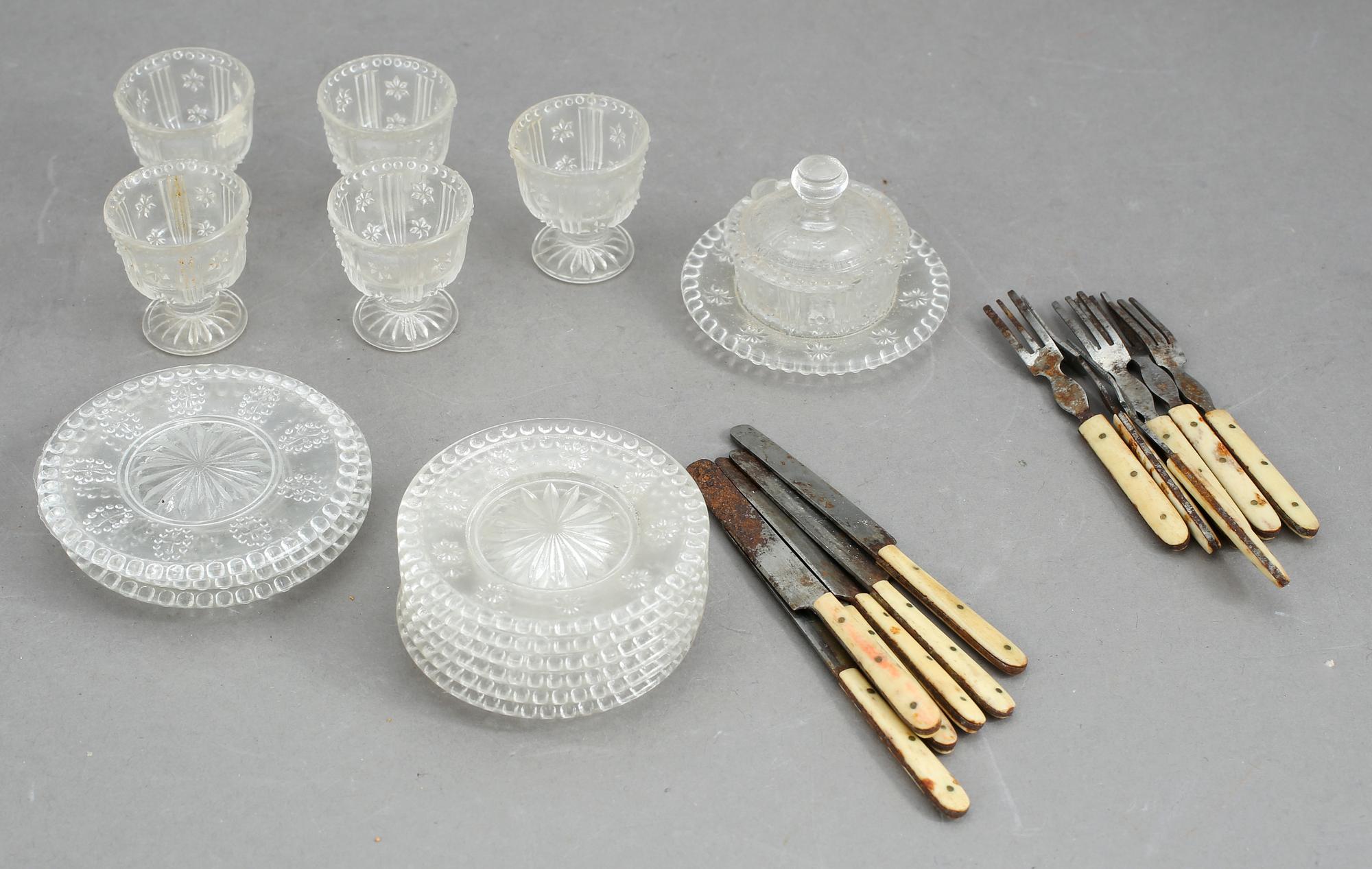 DOCKSERVIS, ca 24 delar porslin samt 15 delar pressglas, 1800-talets slut.