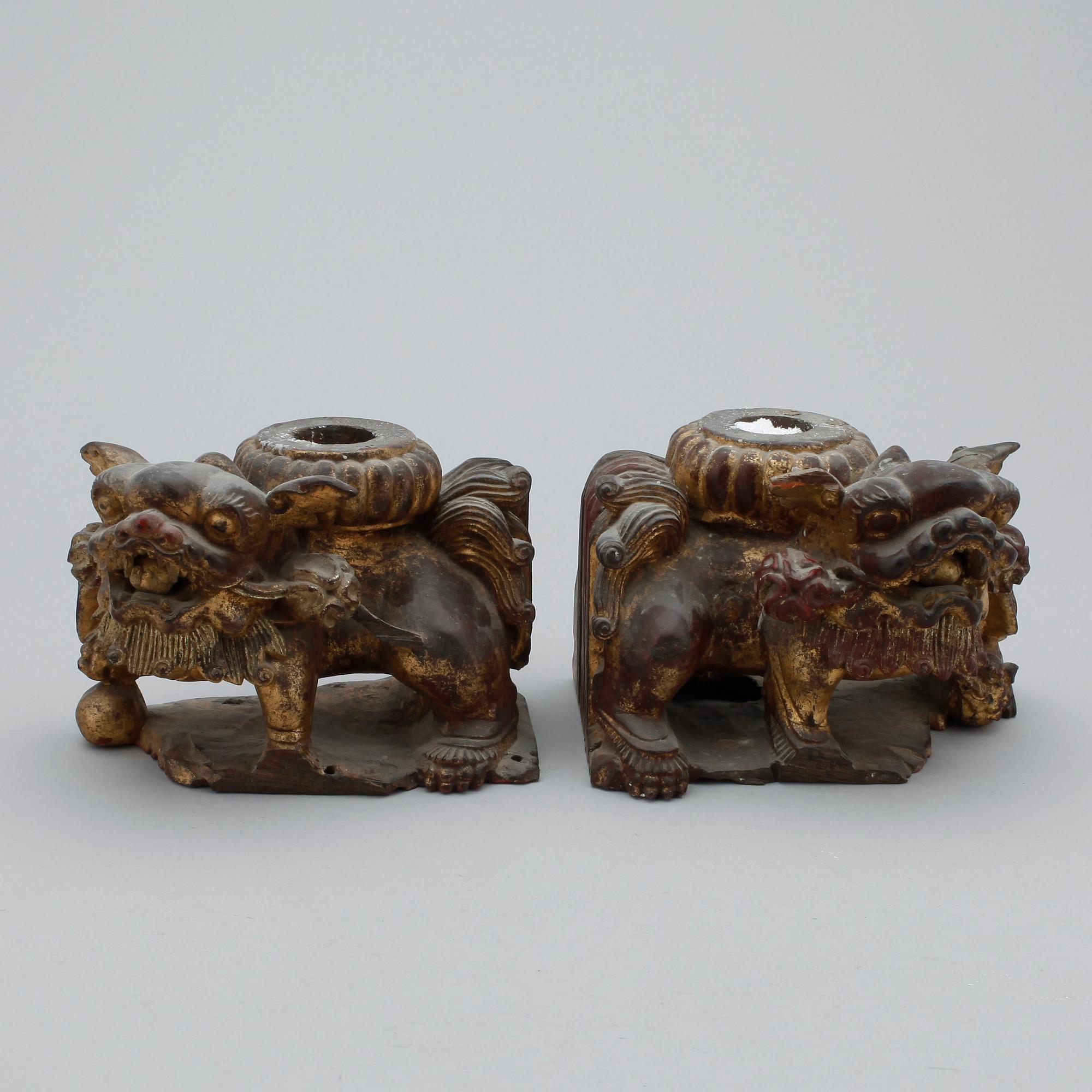 LJUSSTAKAR, ett par. Trä. Orientaliska. 1900-tal.