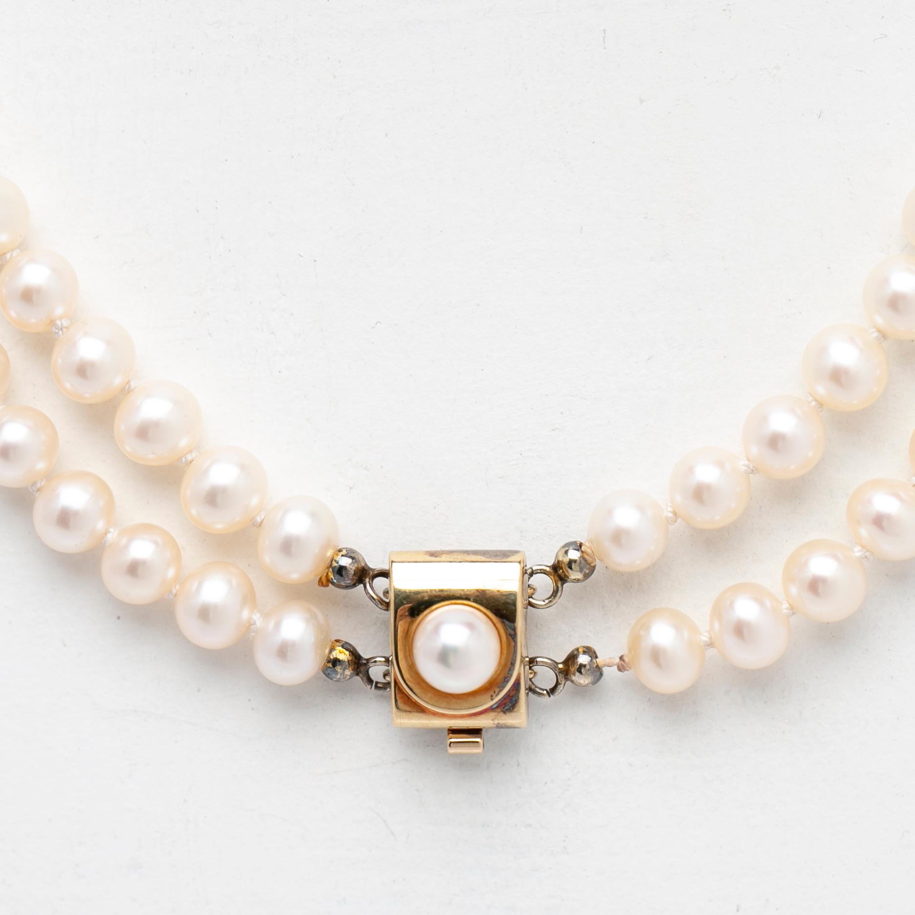 Necklace, freshwater pearls with a clasp in 18K gold.