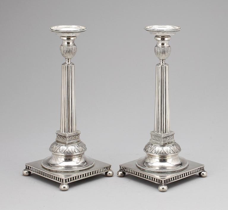 LJUSSTAKAR, ett par, silver, empirstil, J E Torsk, Stockholm, 1908. Vikt ca 990 g.