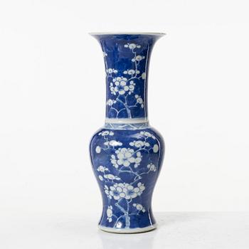 A blue and white porcelain vase, China, Qing dynasty, 19th century.