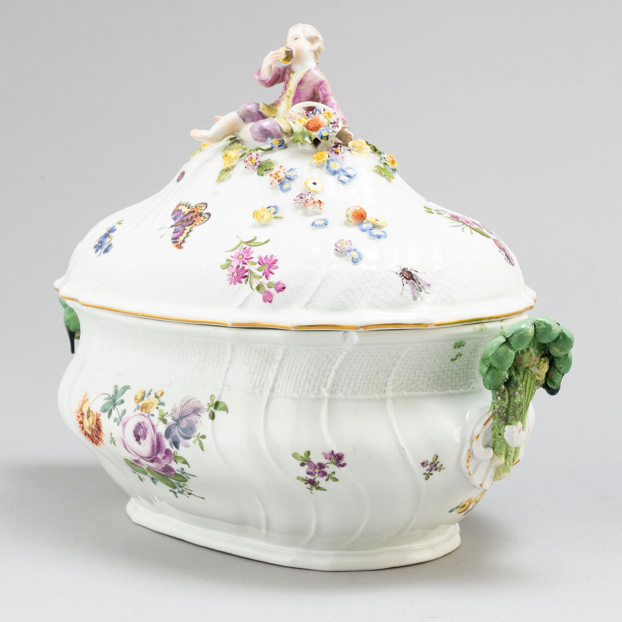 A Meissen porcelain tureen with cover and matching dish, 19th century.