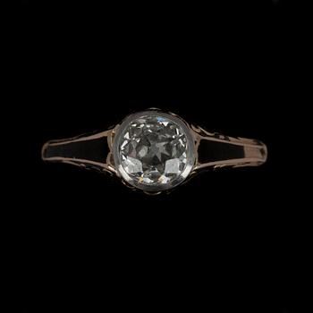 RING, guld 18K, gammalslipad diamant ca 0,50 ct, emalj. 1900-talets början.