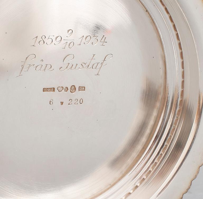 BÄGARE samt VAS, 3 delar, silver, bla Guldsmedsaktiebolaget, 1900-talets första hälft. Totalvikt ca 826 gram.