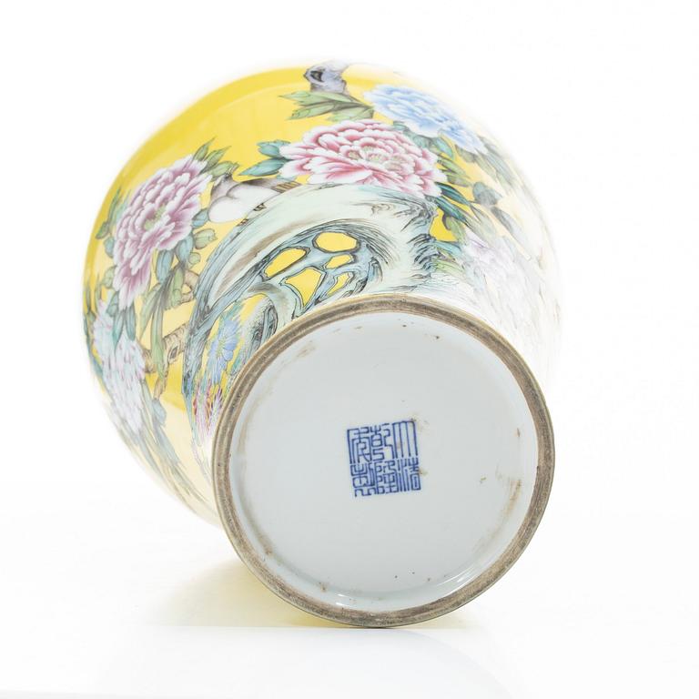 A Chinese porcelain vase, later part of the 20th century.