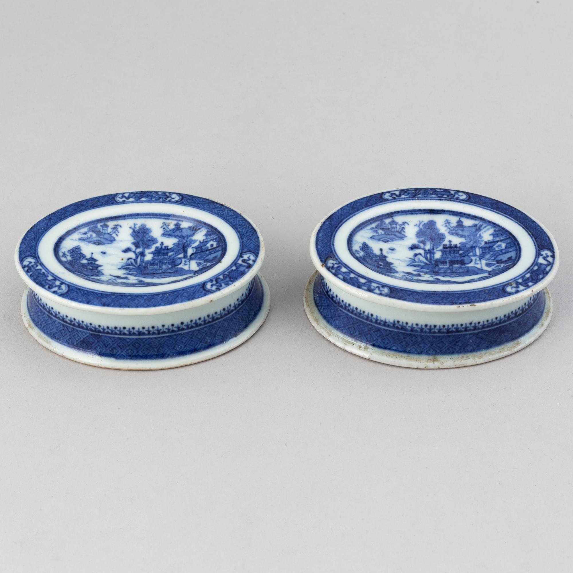 A pair of blue and white salts, Qing dynasty, Jiaqing (1796-1820).