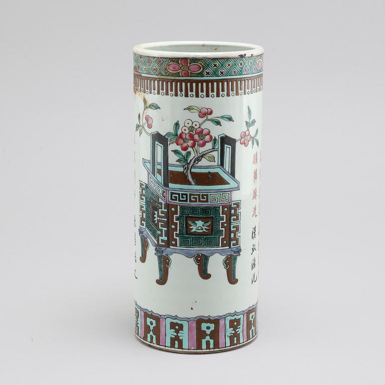 A porcelian chinese vase from the latter half of the 20th century.