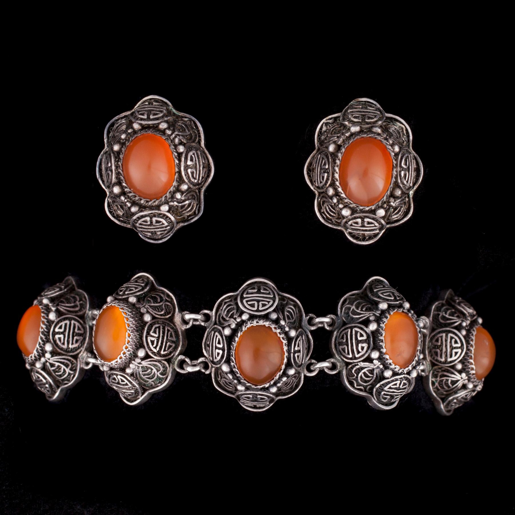 ARMBAND samt ÖRHÄNGEN, ett par, silver och karneoler, Kina, bär finska kontrollstämplar, Helsingfors 1965.