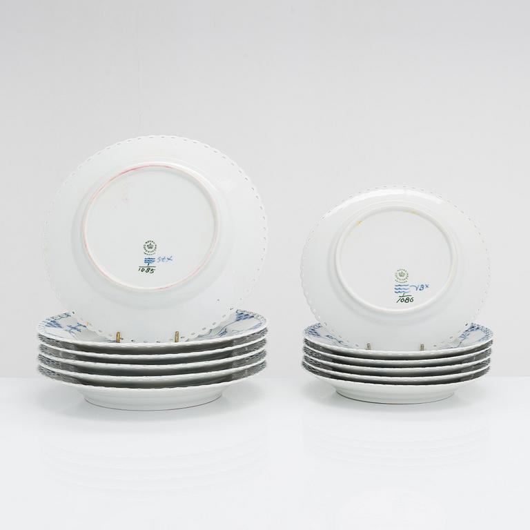 Tallrikar, 12 st, porslin, "Musselmalet", helblond, Royal Copenhagen.