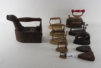 PARTI STRYKJÄRN, 9 delar. Mässing, järn.