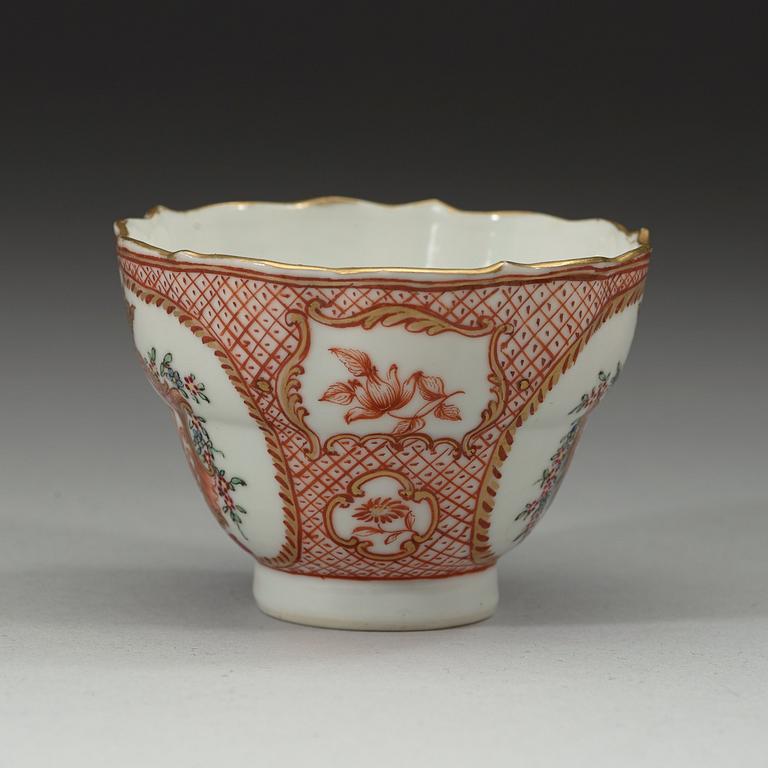 A export cup and saucer with a crowned cartush and monogram in famille rose, Qing dynasty Qianlong (1736-1795).