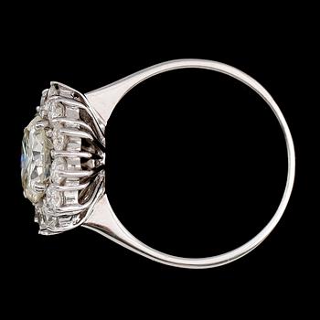 RING, 18 k vitguld, briljantslipade diamanter tot ca 3.00 ct.