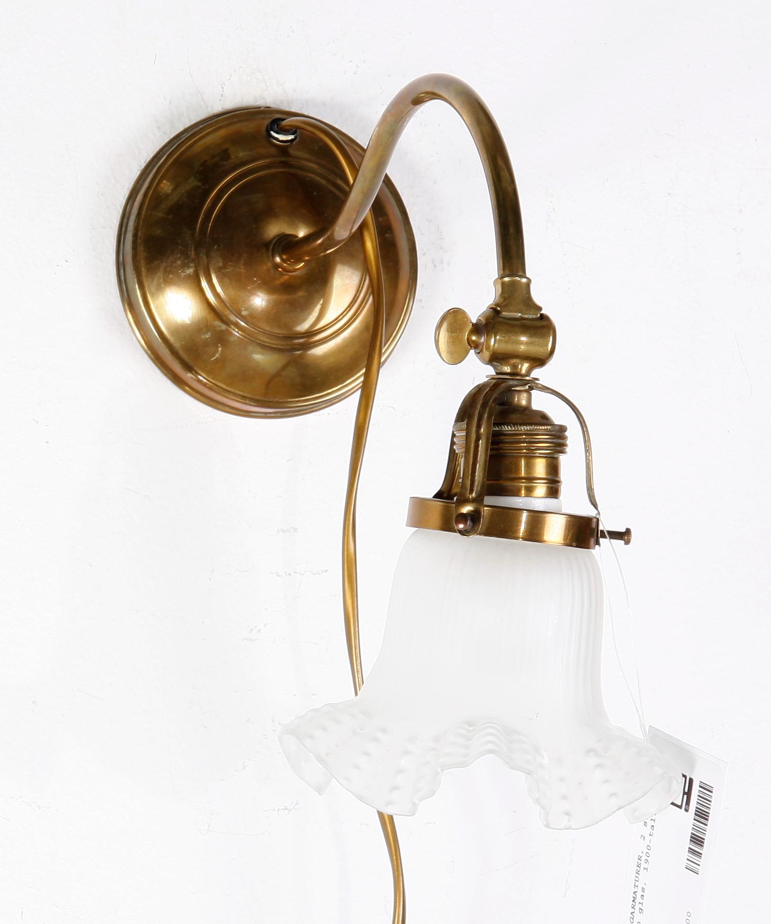 VÄGGARMATURER, 2 st, mässing och glas, 1900-tal.