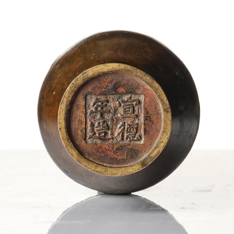 An elegant bronze vase, late Ming dynasty/early Qing dynasty with a Xuande mark.