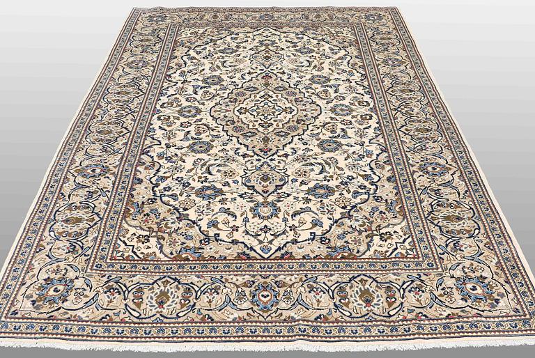 A carpet Kashan, around  295 x 193 cm.