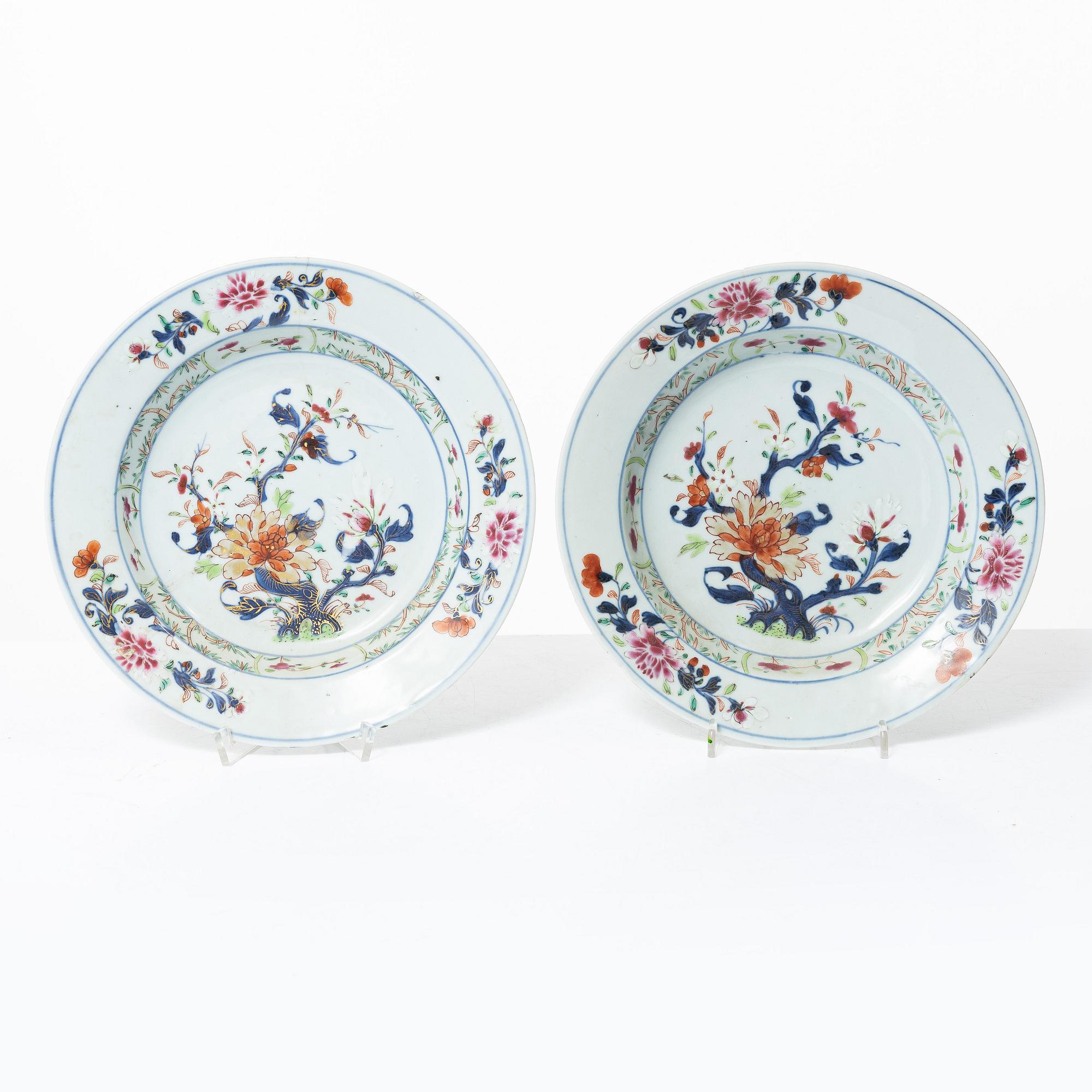 Seven pieces of porcelain plates and dishes, China, Qianlong (1736-95).