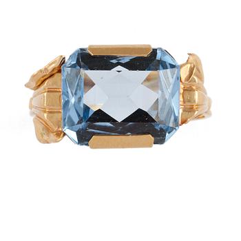 RING, 18K guld med fasettslipad syntetisk spinell, Wilhelm Harbeck, Stockhollm, 1952. Vikt 3,6 g.