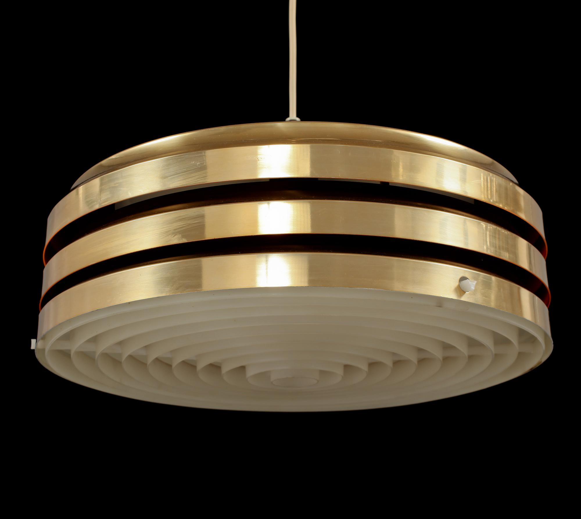 TAKLAMPA, 1900-talets andra hälft. Höjd 21 cm.