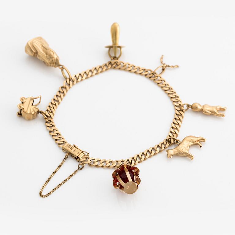 Bracelet 18k gold with charms.