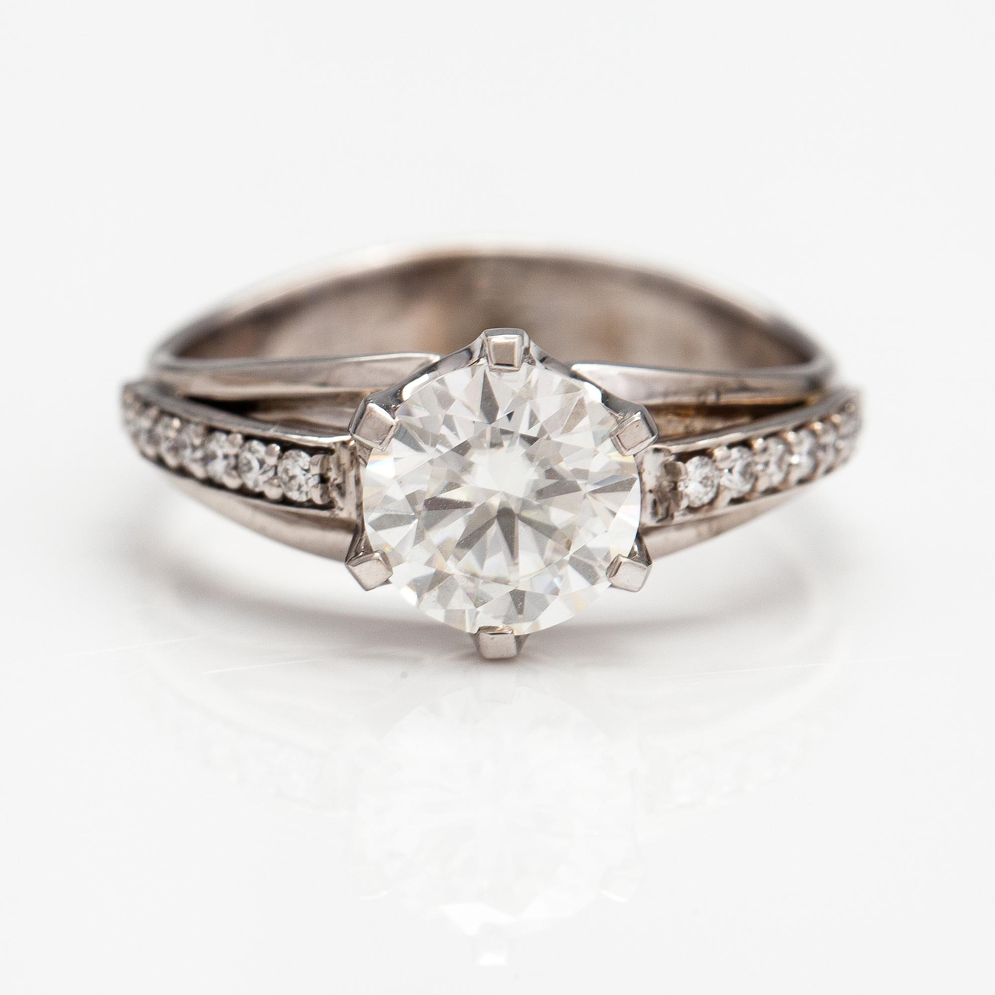 Sormus, 14K valkokultaa, moissaniitti n. 1.50 ct ja timantteja n. 0.12 ct yht. GRA-todistus.