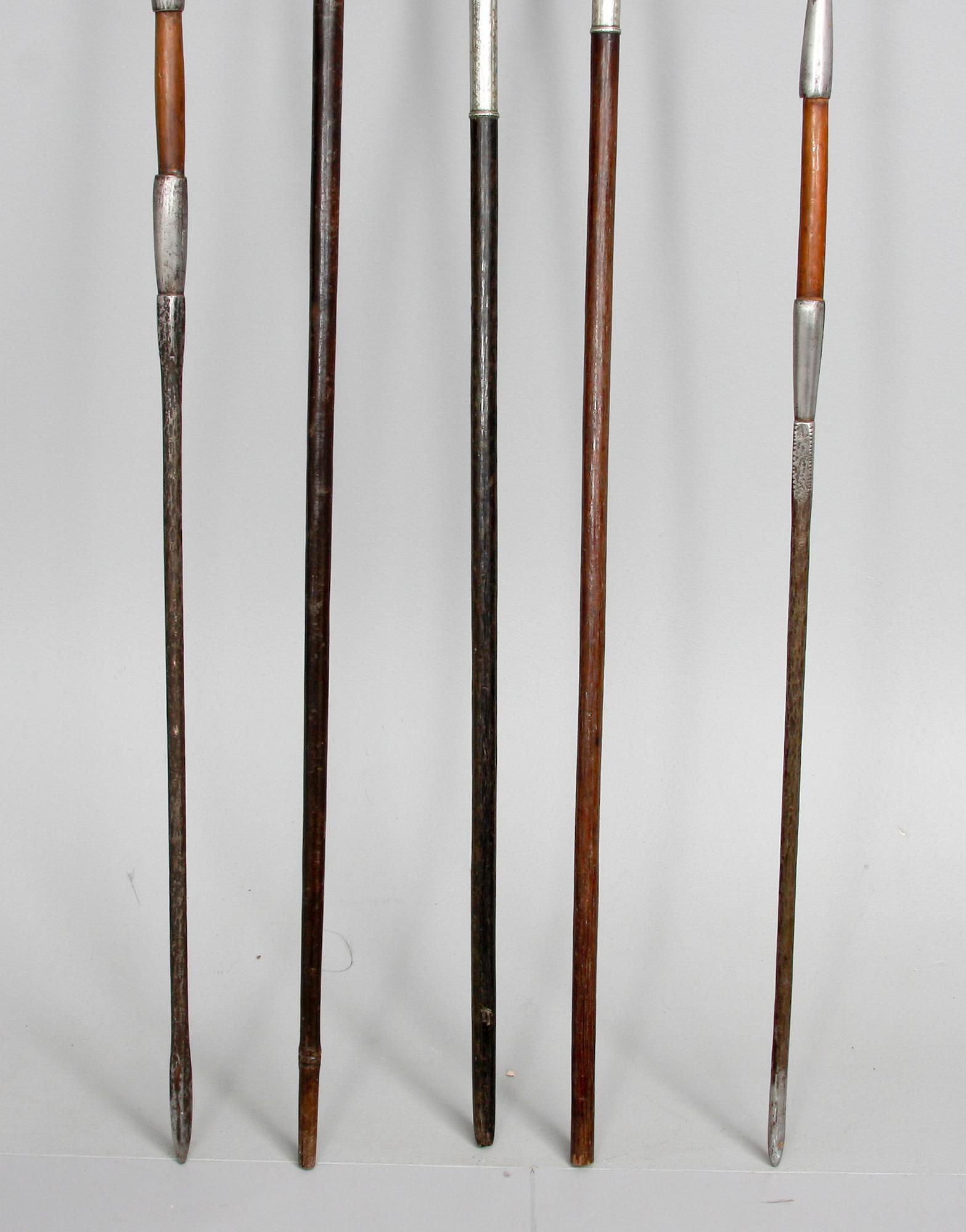 SPJUT, 5 st och PILBÅGE med pilar, bl a Afrika, 1900-tal.