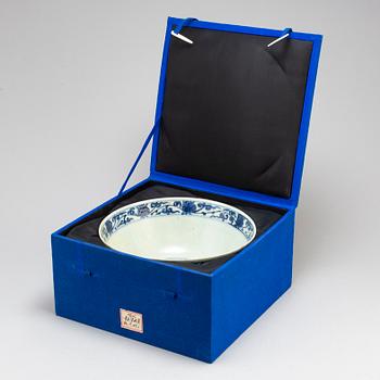 A large blue and white bowl, Ming dynasty (1368-1644).