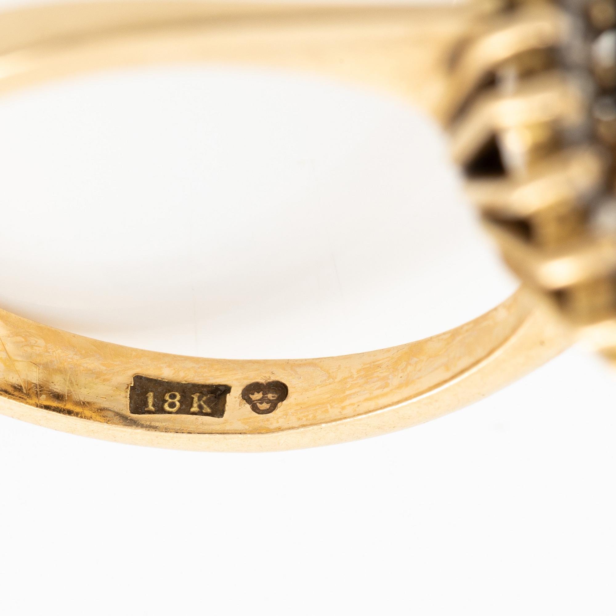 Ring, 18K gold with dark sapphire and brilliant-cut diamonds.