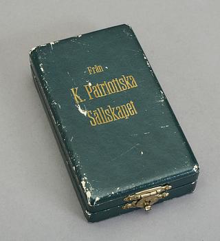 MEDALJ, 18k guld. Kungliga patriotiska Sällskapet, 1955. Vikt ca 25g.