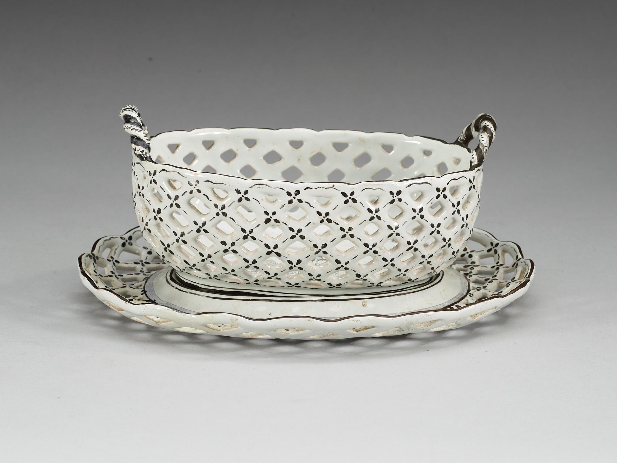 GALLERKORG med FAT, fajans. 1700-tal. Marieberg, daterad 5/6 resp. 6/6 (17)71.
