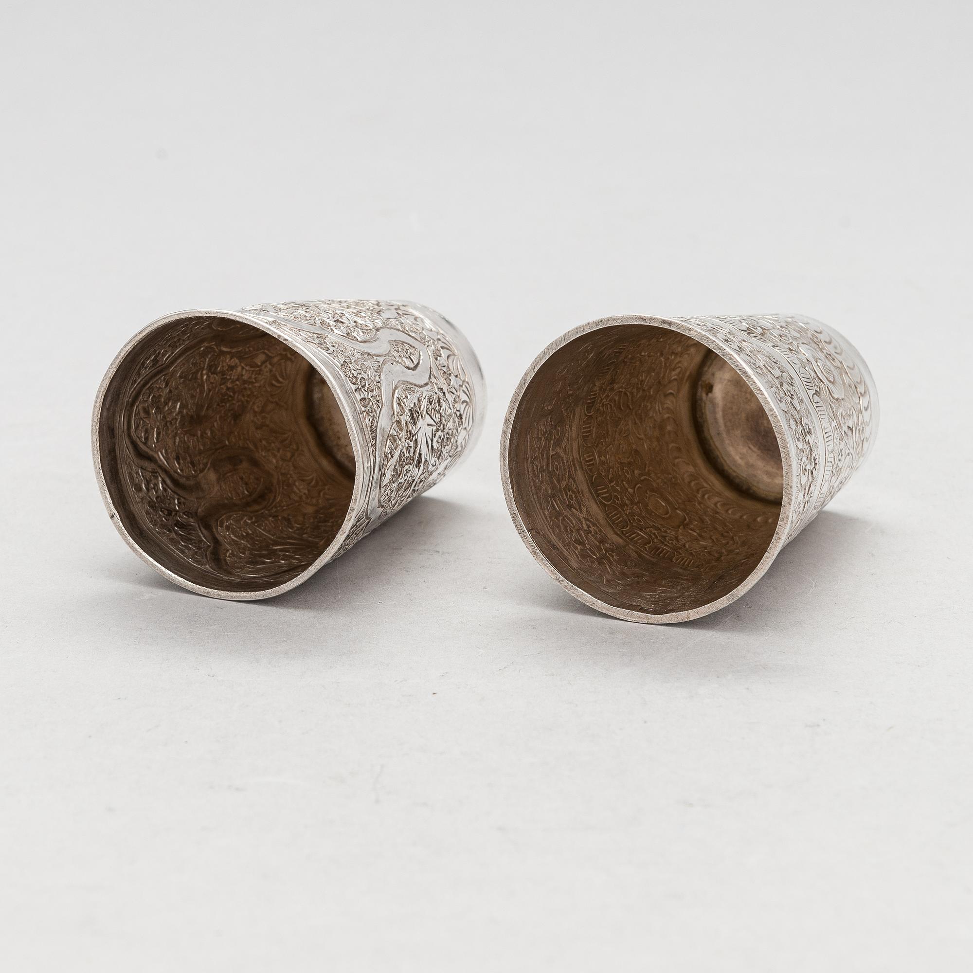 Silverföremål, 9 st: fat, tre servettringar och fem bägare, sannolikt Indien, 1900-tal.