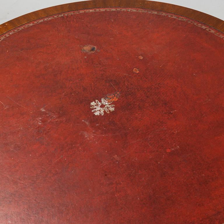 A mahogany carousel table, first half of the 20th Century.