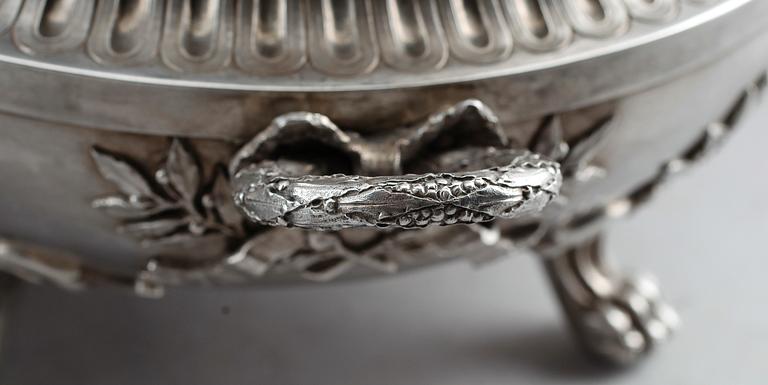 TERRINER, 1 par, silver, gustaviansk stil, stämplar Fallon, Belgien, omkring år 1900. Vikt ca 2340 g.