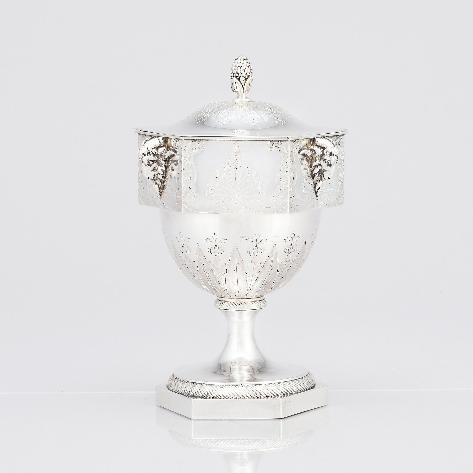 Léon Lapar (1818-1897), skål med lock, silver, Paris.