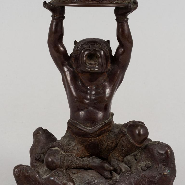 A Japanese bronze censer, Meiji period (1868-1912).