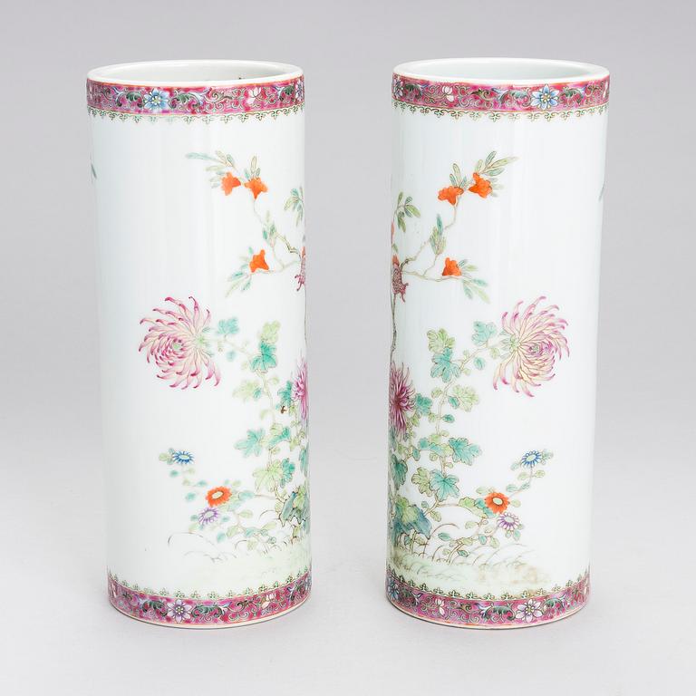 VASER, ett par, porslin, Kina, 1900-tal.