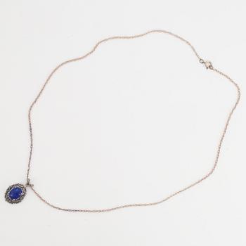 KEDJA MED HÄNGSMYCKE  silver med en oval lapis lazuli.